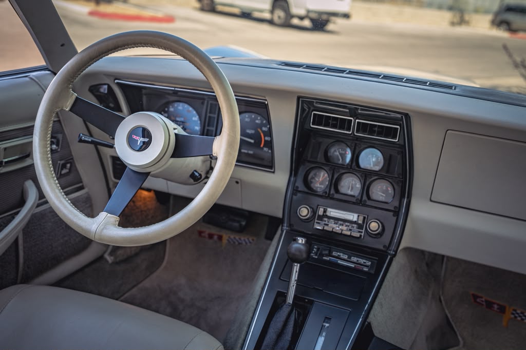 Detalle del volante y el tablero de un Corvette clásico