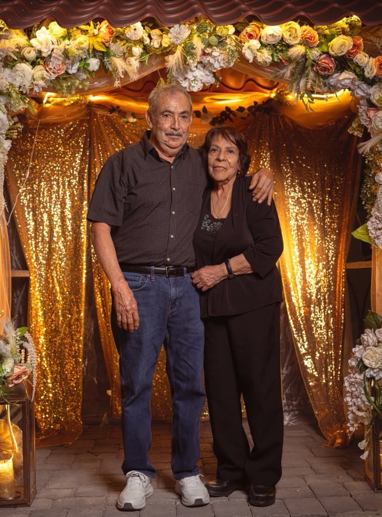Pareja fotografiada en la hora dorada en Nevada