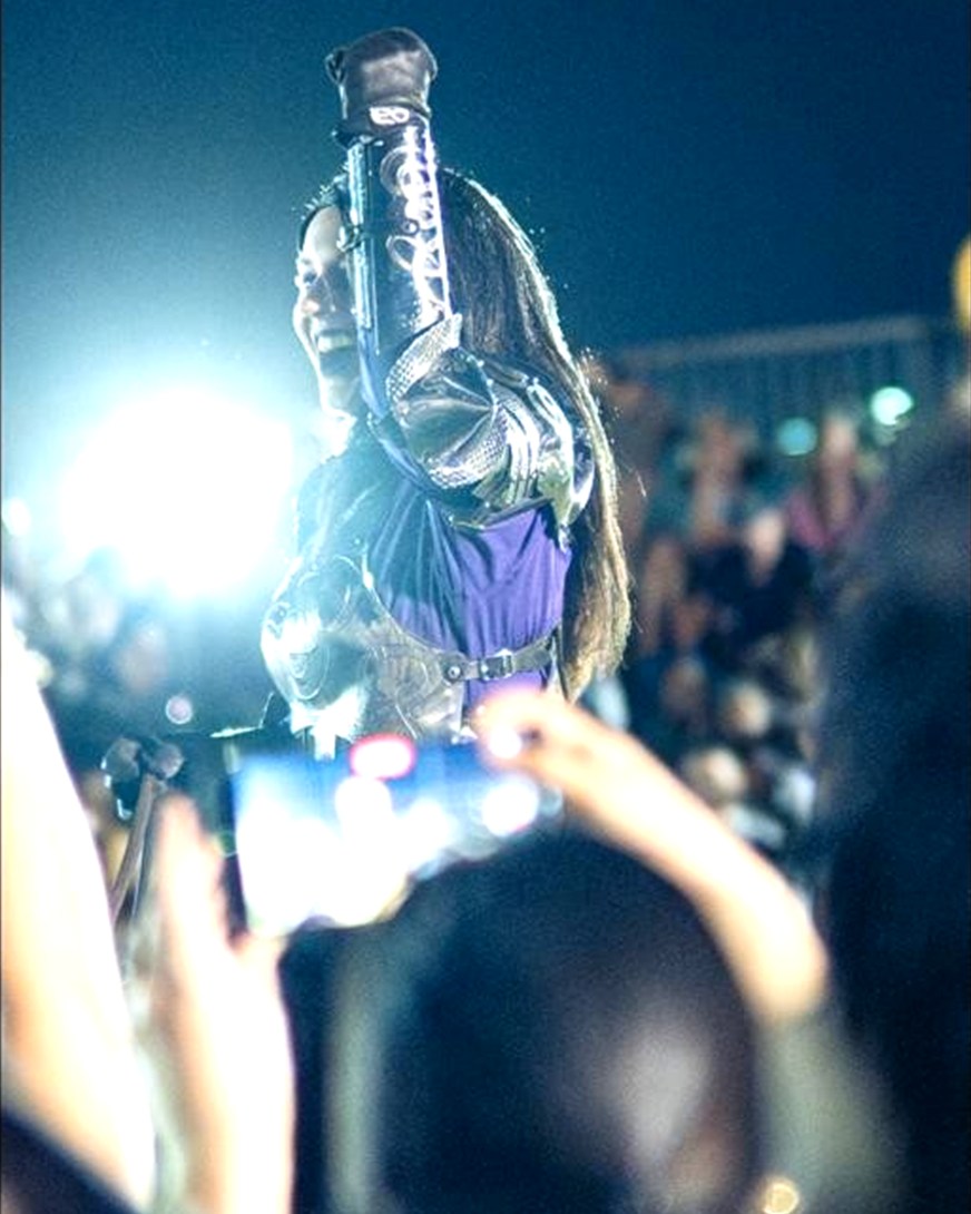 Artista en el escenario fotografiado desde el público en un evento de Las Vegas