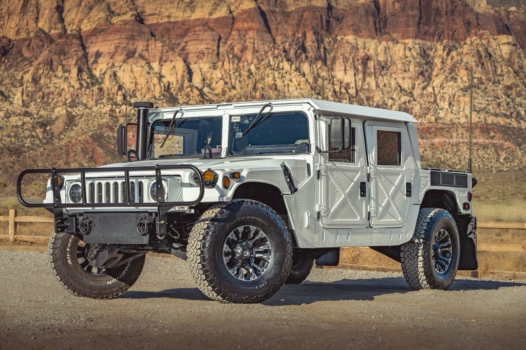 Hummer H1 blanca frente a los acantilados rojos de Red Rock Canyon