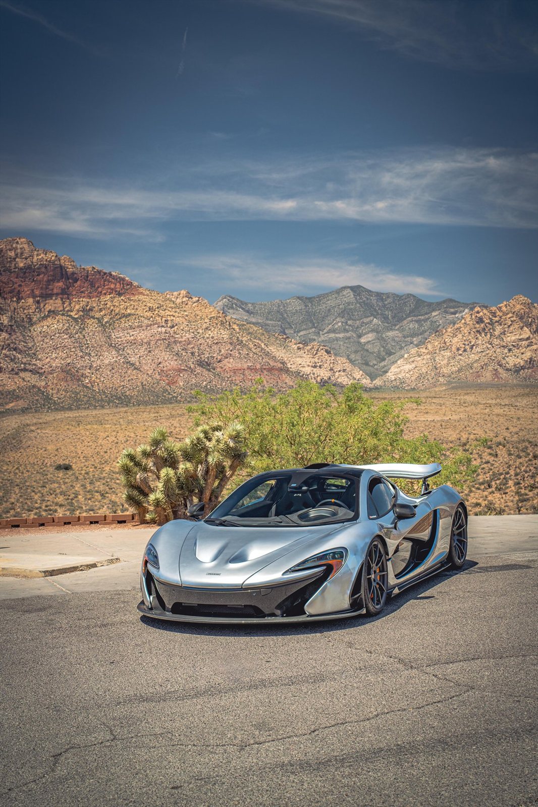 McLaren P1 plateado fotografiado en Red Rock Canyon, Las Vegas