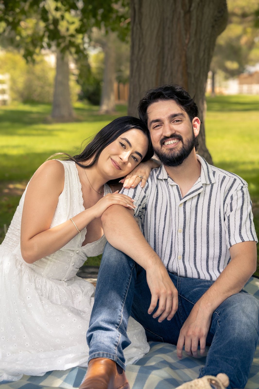 Pareja fotografiada bajo un árbol en un parque de Las Vegas