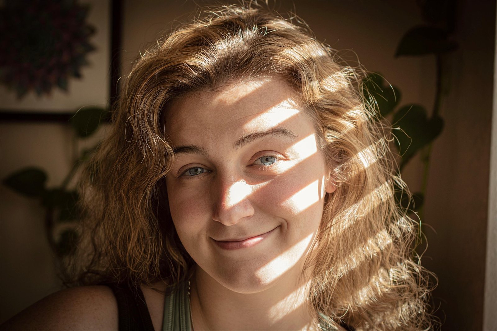 Retrato de cerca iluminado por la luz de una persiana