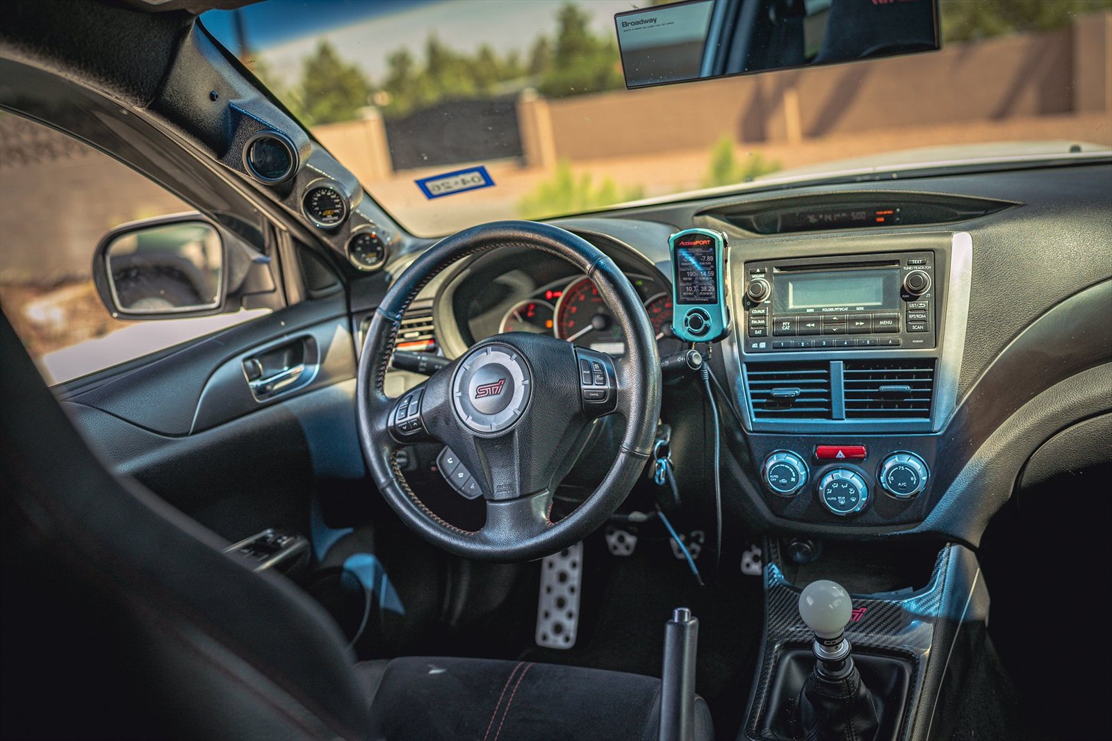 Detalle del tablero y la cabina de un Subaru STI